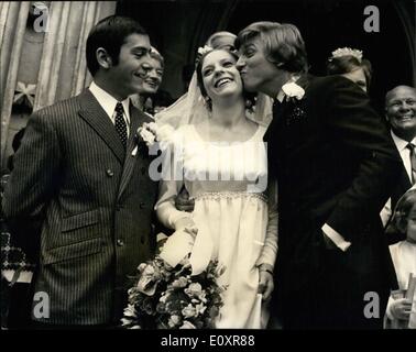 Agosto 08, 1967 - Tommy dell acciaio assiste la sorella del matrimonio: il matrimonio ha avuto luogo oggi presso la chiesa di San Giorgio, Bickley, Kent, di 18-anno vecchio Sandra Hicks, sorella di Tommy Steele, a 22 anni, il sig. Peter Russell. Tommy Steele, che recentemente ha finito di lavorare su Walt Disley il nuovissimo musical ''Il milionario più felice", ha volato qui dall'America, dove egli sta lavorando su un nuovo film, soprattutto per il matrimonio. Tommy vola torna in America domani. Molti di Tommy's show-business amici, Jimmy Tarbuck, Mike e Bernie inverni, e Frankie Howerd, erano al matrimonio Foto Stock