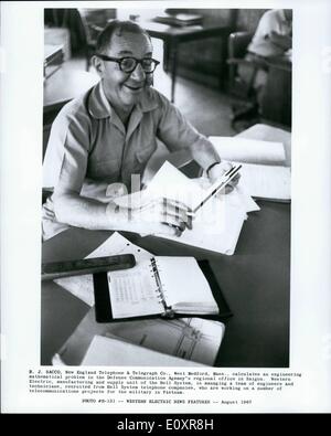 Agosto 08, 1967 - Western Electric News Caratteristiche.:B.J. Sacco, New England Telephone & Telegraph Co., West Medford Massachusetts, calcola un engineering problema matematico in difesa agenzia di comunicazione dell'ufficio regionale di Saigon. Western Electric Manufacturing e unità di alimentazione del sistema a campana, è la gestione di un team di ingegneri e i progetti di telecomunicazioni per i militari in Vietnam. Foto Stock