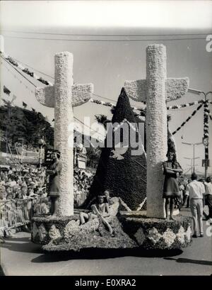 Agosto 08, 1967 - Battaglia di fiori in Jersey 1967: la battaglia annuale di fiori ha avuto luogo ieri in St Helier, Jersey. La foto mostra uno dei galleggianti in parata sotto forma di un indiano Camp. Foto Stock