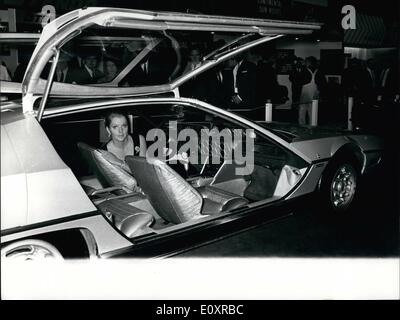 Ottobre 10, 1967 - Recensione del motor show: La foto mostra il modello Zandra Fisher, visto seduto al volante della Lamborghini Marzal unico nel suo genere prodotta, ans in grado di 210 mph Il suo prezzo sarà di circa &pound;11,000 - e si è visto a oggi la preview del Motor Show a Earl's court, dove si apre domani. Foto Stock
