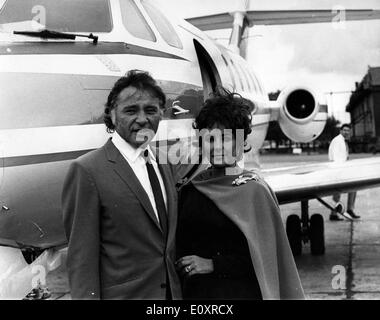 Elizabeth Taylor e suo marito Richard Burton che arrivano a Londra Foto Stock