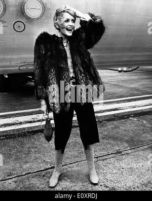 British modella Twiggy che arrivano a Londra Foto Stock