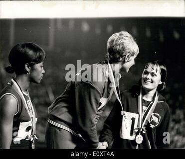 Sett. 07, 1967 - Università del mondo giochi in Tokyo: mostra fotografica di ME. G.Meyer, della Francia, che ha vinto una medaglia d'oro per la donna a 200 metri, in 23,8 secondi, si congratula con FILIALE COMUNE Champion (Gran Bretagna), che è stato il terzo e ha vinto una medaglia di bronzo, durante la manifestazione in Tokyo. Sulla sinistra è B. Farrell (USA) che ha vinto la medaglia d argento con 23,9. Foto Stock