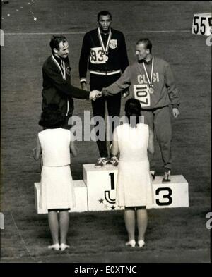 09 settembre 1967 - Giochi Mondiali universitari a Tokyo. : La foto mostra T. Smith (U.S.A.), al centro, che ha vinto la corsa maschile di 200 metri con 20,7 secondi. Guarda come  Campbell (Gran Bretagna) a sinistra, che era il secondo, stringi la mano a me Giani (Italia), terzo - sul rstrum, dopo l'evento alle Universiadi di Tokyo Foto Stock