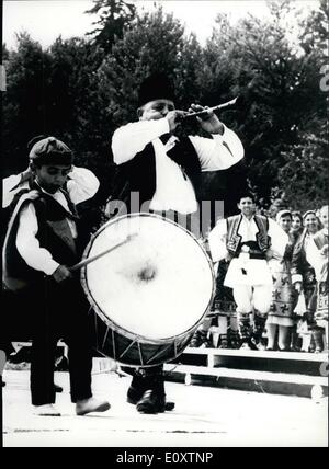 Sett. 09, 1967 - il tradizionale Festival folcloristico nel sud-ovest della Bulgaria.: Il folclore tradizionale festival ha avuto luogo di recente nel bellissimo luogo di Pradela, situato tra il rile e montagne Pirin nel sud-ovest della Bulgaria. Melodioso canti popolari locali sono state eseguite. Varie vecchie usanze popolari sono state dimostrate da uomini e donne vestiti in costumi antichi. La foto mostra: due generazioni di musicisti folk che partecipano al festival di folklore. Foto Stock