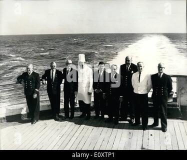 Sett. 09, 1967 - Queen Mary's ultimo viaggio transatlantico scnes a bordo sulla prima metà del viaggio di New York.: La camicia Queen Mary ha completato la prima metà del suo ultimo viaggio di andata e ritorno quando è arrivata ieri a New York da Southampton. È stata la 1,00esimo tempo aveva attraversato l Atlantico. Essa è dovuta a lasciare New York oggi per il viaggio di ritorno a Southampton prima del suo viaggio al pensionamento a Long Beach, California. La foto mostra il visto a bordo della Queen Mary sono questi nove membri del suo equipaggio che hanno navigato con lei per il suo viaggio inaugurale. Essi sono (L. PER R Foto Stock