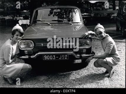 Sett. 09, 1967 - Presentazione Renault IO principali. OPS: anteprima di un assaggio della Renault IO reaturing principali proiettori di forma rettangolare. La nuova vettura sarà mostrato al motor show shorty per aprire a Parigi. Foto Stock