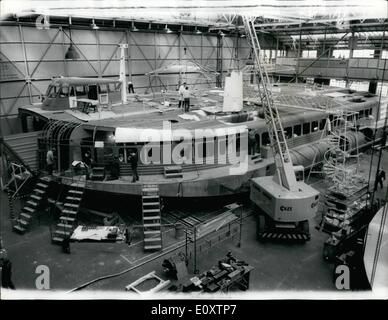 Sett. 09, 1967 - Un gigante di Hovercraft si avvicina al completamento.: 4 165-Ton Suor N4 hovercraft, un rapido di passeggeri/traghetto per auto progettato per operazioni su 'open-mare' rotte di traghetti , sono in vari stadi di produzione a rotte di traghetti, sono in vari stadi di produzione presso British Hovercraft multinazionali funziona a Cowes, Isle of Wight, uno di loro è in via di completamento. Si tratta di esigenze. I layout tipici includono tutti i-versione passeggeri su percorsi di interruzione e di un passeggero/vettura in versione portante 256 persone sedute e 30 vetture. In aggiunta Suor N4 può essere utilizzato per il trasporto di merci Foto Stock