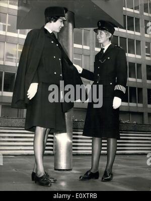 14 settembre 1967 - Nuova divisa per le donne di polizia londinesi. Il marchio di sala del Sig. Norman Hartnelles design per la nuova uniforme che deve essere indossata dalle donne della polizia Metropolitana è la sua combinazione di eleganza e comfort con utilità. Ha incaricato di realizzare questo mantenendo l'aspetto necessario dell'autorità legale in uno stile meno militare e più femminile. Il clck da indossare al posto di greattoAT aggiunge un tocco fantasioso e il nuovo cappuccio progettato da Mme. Simone Miraman completa il quadro alla moda della moderna ed efficiente donna della polizia Metropolitana. Foto Stock