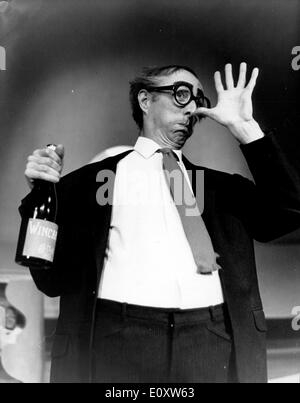Attore Bob concedere in una scena dalla play 'MRS. Wilson's Diary' Foto Stock