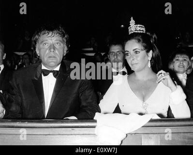 Elizabeth Taylor e il marito Richard Burton all'opera Foto Stock