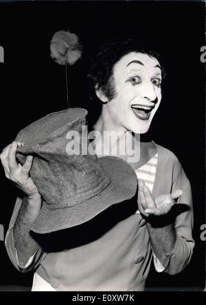 Sett. 30, 1967 - dopo dieci anni di tournée internazionali, Marcel Marceau farà una lunga sosta in Francia. Marcel Marceau ha solo fermato in Francia tre volte dal 1954. ''Non è abbastanza, cercherò di occuparmi di un po' di più con il mio paese," ha ammesso. È per questo motivo che il prossimo 4 ottobre, egli sarà tornando agli Champs-Elysees teatro in un nuovo one-man show. Marcel Marceau è raffigurato qui la rappresentazione di ''Bip'' con il suo famoso cappello fiorito durante le prove al Teatro Champs-Elysee. Foto Stock