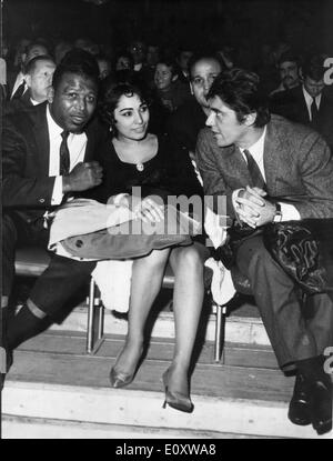 Sugar Ray Robinson con la sua fiancŽ e cantante Sacha Distel Foto Stock
