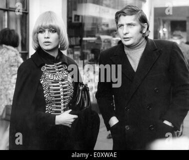 L'attrice Brigitte Bardot shopping su il Re della strada con il marito Gunter Sachs Foto Stock