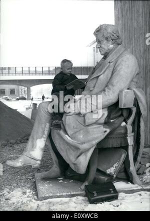 Dic. 11, 1967 - qui raffigurato è un piccolo ragazzo seduto sul ginocchio della statua del celebre fisico tedesco Georg Simon Ohm. La statua giaceva su Monaco di Baviera Theresienstrasse. Foto Stock