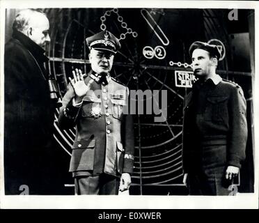 Ottobre 09, 1967 - Prove per la controversa commedia ''i soldati'': il controverso gioco di Rolf Hochhuth, chiamato ''i soldati'', apre a Berlino Ovest stasera. Il gioco, che è vietato in Gran Bretagna, suggerisce che Churchill fu coinvolto nella morte del tempo di guerra leader polacco, Generale Sikorski. La foto mostra una scena durante le prove di ''i soldati, che mostra (L a R): Sir Winston Churchill, giocato da O.E. Hasse; Generale Sikorski, giocato da Dieter Borche e capitano Kosjan, un capitano del polacco esercito sotterraneo, giocato da Gunther Tabor. Foto Stock