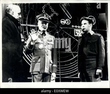 Ottobre 09, 1967 - Prove per la controversa commedia ''i soldati'': il controverso gioco di Rolf Hochhuth, chiamato ''i soldati'', apre a Berlino Ovest stasera. Il gioco, che è vietato in Gran Bretagna, suggerisce che Churchill fu coinvolto nella morte del tempo di guerra leader polacco, Generale Sikorski. La foto mostra una scena durante le prove di ''i soldati, che mostra (l a r) : Sir Winston Churchill, giocato da O.E. Hasse; Generale Sikorski, giocato da Dieter Borche e capitano Kosjan, un capitano del polacco esercito sotterraneo, giocato da Gunther Tabor. Foto Stock