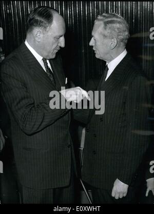 Dic. 19, 1967 - Il Sig. Lun (sinistra), il ministro degli Affari esteri dei Paesi Bassi, colloqui con il suo omologo francese, il sig. Couve de Murville presso il mercato comune europeo nella riunione di Bruxelles. Foto Stock