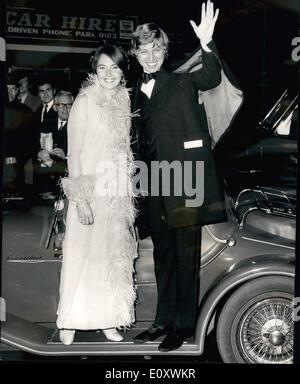 Il 12 Dic. 1967 - TOMMY STEELE arriva per Premiere. Mostra fotografica di:- Tommy Steele, star del film musical ''una mezza Sixpence'', arriva con la moglie Ann, in una copia di un 1912 Mercedes per l ultima notte del mondo premiere del film al cinema Astoria a Londra, che venne in aiuto del Giornale fondo. Foto Stock