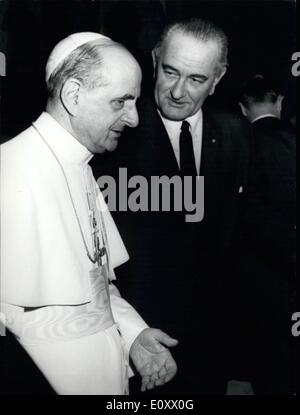 Il 12 Dic. 1967 - Il Papa Paolo VI ha ricevuto in udienza il presidente statunitense Lyndon Johnson al suo ritorno dall'Australia, a Palazzo Vaticano. Papa secchio VI e Lyndon Johnson durante l udienza generale. Foto Stock