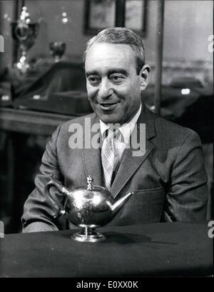 Il 12 Dic. 1967 - Premio Rage teiera venduto per &pound;40,000.: un George II gold teiera è stata venduta per &pound;40.000 da Christie's ieri in una vendita di inglese, scozzese e estera oro e nastro appartenente al sig. Michael Noble, p.f. La teiera, da James Ker, di Edimburgo, è stato il premio per il re della piastra a Leith gare nel 1736, ed è incisa su un lato con Legacy, che ha vinto la gara. La teiera è stato acquistato dalla Firestone e Parsons, di Boston, Stati Uniti la famosa teiera è stata acquisita da Leopoldo de Rothschild in 1847 per &pound;70 ed è stato venduto da Christie's nel 1940 per &pound;1.250 Foto Stock