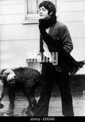 I Beatles Paul McCartney passeggiate con il cane Foto Stock