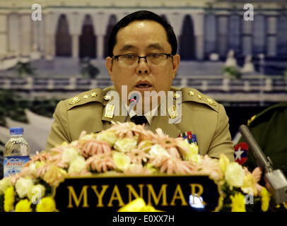 (140520) -- NAY Gen. Pyi TAW, 20 maggio 2014 (Xinhua) -- Myanmar il Ministro della difesa Lieutenant-General Wai Lwin parla durante la conferenza stampa del 8° ASEAN dei ministri della Difesa incontro a Nay Gen. Pyi Taw, Myanmar, 20 maggio 2014. L'ASEAN i ministri della difesa hanno firmato una dichiarazione comune sulla cooperazione per la difesa verso la pacifica e prospera comunità ASEAN, riaffermando il blocco regionale l'impegno a consolidare la cooperazione nel settore della difesa per la realizzazione della comunità ASEAN. (Xinhua/U Aung)(zhf) Foto Stock