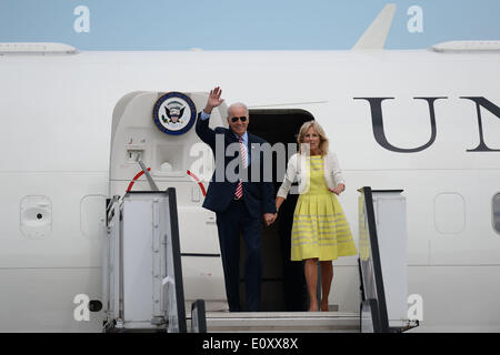 Bucarest. Il 20 maggio 2014. Stati Uniti Vice presidente Joe Biden (L) e sua moglie Jill arrivano all'Aeroporto Internazionale Henri Coanda di Bucarest, Romania, 20 maggio 2014. Biden è su una due giorni di visita ufficiale in Romania. Credito: Xinhua/Alamy Live News Foto Stock