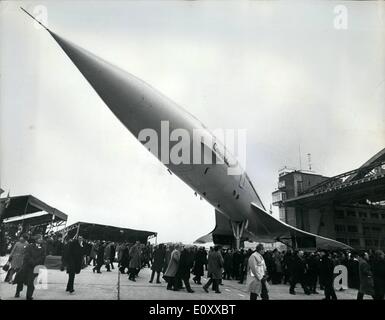 Il 12 Dic. 1967 - Il Concorde in mostra a Tolosa - Francia. Il prototipo di 1.400 m.P.h. Anglo-francese Concorde - Il mondo del primo aereo supersonico, ha fatto il suo debutto pubblico ieri quando è stato distribuito al di fuori del suo capannone a Toulouse, Francia. La foto mostra: questa è stata la scena a Tolosa ieri, quando a Concorde ha fatto il suo debutto in pubblico. Foto Stock