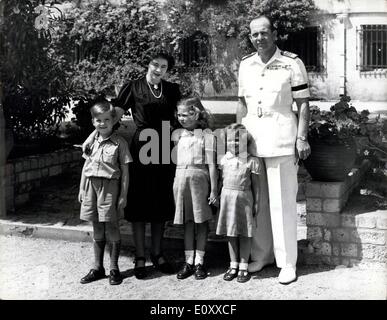 Dic. 14, 1967 - Re Costantino vola a Roma: dopo aver fallito per rovesciare gli otto mesi governo militare, 27-anno-vecchio re Costantino di Grecia e altri membri della famiglia reale, è volato a Roma inizi oggi. La foto mostra questa immagine di Re Costantino, è stata presa nel parco del Palazzo Reale di Atene nel 1947 - quando egli era di sette anni di età. Con lui sono Re defunto Paolo, Regina Frederika, e le sue sorelle, Principessa Sofia e la principessa Irene. Foto Stock