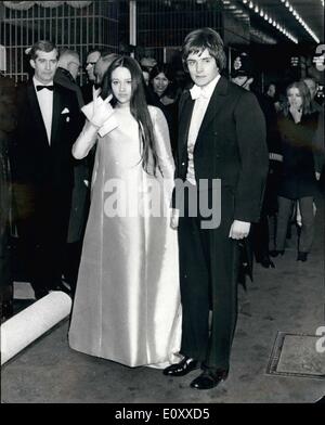 Mar 05, 1968 - 5-3-68 Royal Film performance. Olivia Hussey e Leonard Whiting, le giovani stelle del film Romeo e Giulietta foto di arrivare a l'Odeon, Leicester Square, Londra, per l ultima notte del film reale delle prestazioni. Foto Stock