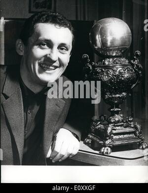 Gen 01, 1968 - ventola invia un trofeo a Florian Albert. Calciatore ungherese, Florian Albert, il giocatore europeo dell'anno 1967 - nella foto con una decorazione challenge trophy a lui presentati da Imre Heredi, un fan entusiasta da Kiskunfelegyhaza. Così questo paese sulla grande pianura ungherese preceduta da Parigi dove Albert è di essere aggiudicati la gazzetta palla dorata. Foto Stock