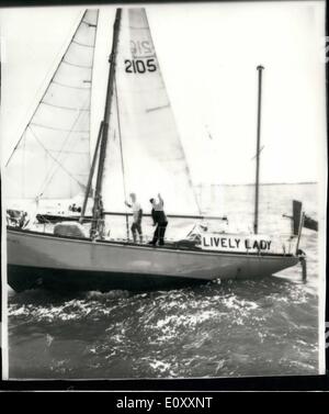 Gen 01, 1968 - Alec foglie di Rose Australia per la seconda metà del suo viaggio intorno al mondo in ''vivace Lady'': 60-enne Alec Rose, di Portsmouth fruttivendolo, e il Lone yachtsman che ha navigato il suo 32-piedi ketch ''vivace Lady'' da Portsmouth a Melbourne, Australia, lo scorso dicembre, esposte oggi sul suo viaggio di ritorno torna a Portsmouth, Inghilterra. Sarà lo stesso cammino, a titolo di Capo Horn, che sir Francis Chichester completato lo scorso anno Foto Stock