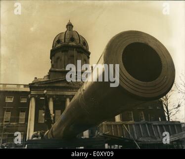 Apr. 04, 1968 - enorme cannone navale al di fuori del museo imperiale della guerra: vista che mostra l'enorme 15 pollici cannone navale - uno degli acquisiti dal Museo Imperiale della Guerra - che sono montati nella parte anteriore di ingresso al museo. Questo fucile è stato, dal 1915 al 1938 montato su H.M.S. Risoluzione. Esso è stato poi montato a bordo H.M.S. Roberts, dove è sparato è primi scatti in collera sul D-Day quando si è formata una parte della batteria di Houlgate Spada Beach, in Normandia. Foto Stock