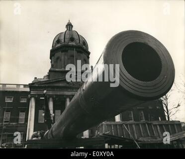 Apr. 04, 1968 - enorme cannone navale al di fuori del museo imperiale della guerra: vista che mostra l'enorme 15 pollici pistola - uno dei due acquisite dal Museo Imperiale della Guerra - che sono montati nella parte anteriore di ingresso al museo. Questo fucile è stato, dal 1915 al 1938 montato su H.M.S. Risoluzione. Esso è stato poi montato a bordo H.M.S. Roberts, dove si sparò il suo primo hots in collera sul D-Day quando si è formata una parte della batteria di Houlgate, spada Beach, in Normandia. Foto Stock