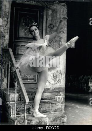 Gen 15, 1968 - per il suo ritorno al Champs-Elysees Theatre, il balletto classico di Francia sarà presente molto importante creazioni per 5 settimane (da 16 gennaio-febbraio 18th): Coppelia, bianco e nero, il corsaro Esmeralda e la morte del cigno. Qui è un grande quadro di liane Dayde dancing in Coppelia. Foto Stock