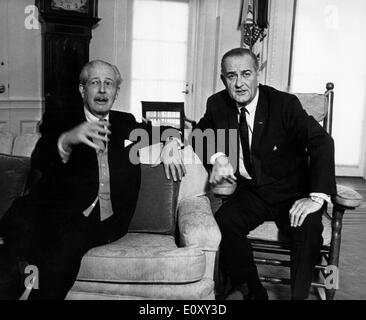 Il presidente Lyndon B. Johnson con Harold Macmillan Foto Stock