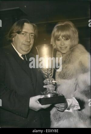 Apr. 04, 1968 - Henri Langlois premiato: Henri Langlois, promotore e direttore per molti anni della Cinematheque francese che è stata fatta a rassegnare le dimissioni è stato aggiudicato il Jean - Georges Acriol - Paul Gilson premio per il 1967. Il premio è destinato a premiare Langlois per i suoi risultati nel campo del cinema francese. Mostra fotografica di Henri Langlois tenendo il suo trofeo nella foto con lo schermo di attrice Mireille Darc. Foto Stock