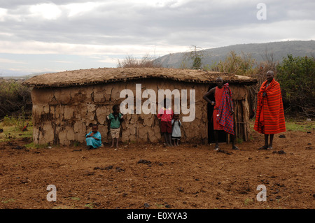 Masai maasai famiglia in posa di fronte alla loro casa Foto Stock