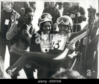 Febbraio 02, 1968 - Giochi olimpici invernali - Austria vincere l'oro e bronzo nelle donne il set in discesa gara: Olga caduta, un 20-anno-vecchia ragazza austriaca, ha conquistato una vittoria decisiva e vincere una medaglia d'oro nel femminile in discesa gara di sci Chamrousse oggi. Isabelle Mir, della Francia, è stato il secondo, e Christi Haas, dell'Austria difendendo il campione olimpico, ha colto un terzo posto. Mostra fotografica di Olga caduta, dell'Austria, il vincitore, porta Isabelle Mir, della Francia (seconda) ho le braccia dopo Olga's grande vittoria di oggi. Foto Stock