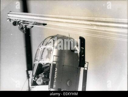 Febbraio 02, 1968 - la famosa montagna in controlli di guida Olympic pennone.Paolo Pittler, Presidente del francese Paul Pittler, sedia, è stato commissionato per dare un ultimo- minuto check up delle Olimpiadi Invernali montante prima l'installazione della bandiera olimpica. OPS: Paolo Pittler utilizzato un esercito copter per arrivare al top della Olympic pennone. Foto Stock