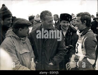 Febbraio 02, 1968 - Il Ministro della Gioventù e dello sport Francois Missoffe è visto qui con Olympian Jean-Claude Killy e conte Jean de Beaumont. Occupazione della Repubblica socialista cecoslovacca Foto Stock
