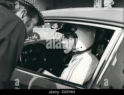 Apr. 04, 1968 - Jean-Claude Killy, famoso sci francese-stella parteciperà a 100 chilometro di gara a Monza il 24 aprile. Le immagini mostrano lui pilotare una Porsche - auto della Porsche -team. Foto Stock