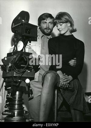 Apr. 04, 1968 - British attrice Vanessa Redgrave è ora a Roma per girare nel film ''un posto tranquillo nel paese'', dal costarring con la sua fidanzata Franco Nero. Il film conta la storia di un ''pop'' pittore che lascia la città per andare insieme il suo amore in una villa di campagna. Mostra fotografica di Vanessa Redgrave e Franco Nero tenere una conferenza stampa per annunciare l'inizio del film. Foto Stock