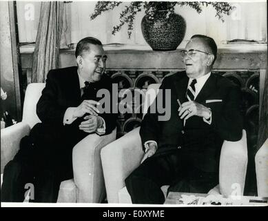 Apr. 04, 1968 - Tito a Tokyo:il Presidente jugoslavo Tito, accompagnato da sua moglie è arrivato a Tokyo per 8 Giorno in visita di stato. La foto mostra il Presidente Tito in colloquio con il Primo Ministro Eisaku Sato, presso l'official guest house a Tokyo dove il Presidente e la sua moglie sarà stare. Foto Stock