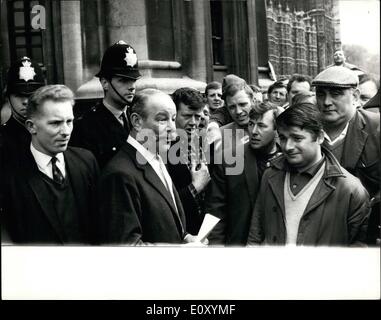 Apr. 04, 1968 - Dockers marzo su House of Commons: diverse centinaia di lavoratori portuali di Londra oggi hanno marciato su House of Commons, in Foto Stock