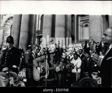 Apr. 04, 1968 - Rally di massa di C.N.D. Dimostranti in Trafalgar Square dopo aver marciato da Aldermaston molte migliaia di sostenitori della campagna per il disarmo nucleare terminato i loro quattro giorni di marzo da Aldermaston, Berks, con una massa di rally in Trafalgar Square - poi hanno marciato alla Cattedrale di San Paolo dove un'ora lungo il tributo è stato pagato sui passi alla fine il dottor Martin Luther King, che fu abbattuto in America. Mostra fotografica di:- Julie Felix il folk americano cantante visto cantare la folla da i passi di San Paolo. Foto Stock