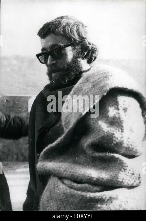 Febbraio 02, 1968 - Questo "Beaver" ? Peter O'Toole : Peter O'Toole impersona Enrico II di Anthony Hervey del film ''un leone in inverno'' ora fatto vicino a Arles nel sud della Francia. Riproduzione di fronte a lui come sua moglie Eleonore di Aqutaine è il actrice americano di fama prewar Katharine Hepburn. mostra fotografica di Pietro O' Toole barbuto, indossando occhiali scuri raffigurata sulla posizione durante la pausa. Foto Stock