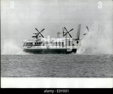 Febbraio 02, 1968 - i mondi più grande hovercraft prende il mare per la prima volta east cowes : la prima 'Mountbatten' class passeggero/carrycot hovercraft (promiscuamente designato Suor N4) è stata lanciata oggi sul mare per la prima volta. La 165 imbarcazioni sarà in grado di trasportare 250 passeggeri e 30 auto su un canale trasversale servizio navetta, 35 minuti di viaggio di dover Ramsgato .e sarà la più grande hovercraft. servizio nel mondo. foto mostra i mondi più grande hovercraft visto in avanti per la prima volta oggi a oriente cowers Isle of Wight. Foto Stock