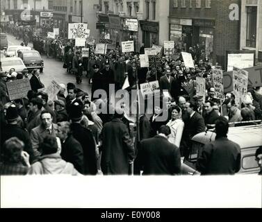 Febbraio 02, 1968 - Lavoratori in marcia di protesta.: cinque mila adirato contro uomini e donne strumenti abbattuto ieri in segno di protesta ai piani di chiudere la fabbrica. I lavoratori, dal ASSOCIATED ELECTRICAL INDUSTRIES stabilimento di Woolwich, Londra, poi hanno marciato in un miglio-lunga coda per un cinema dove hanno incontrato i capi dell'Unione. Il sig. Christopher Mayhew, p.f. per East Woolwich, intervenuto alla riunione, descritto la società per la decisione di chiudere la fabbrica come un ''bombshell che ha distrutto la intera area della situazione occupazionale .'' mostra fotografica di lavoratori visto durante la loro protesta partita attraverso Woolwich ieri. Foto Stock